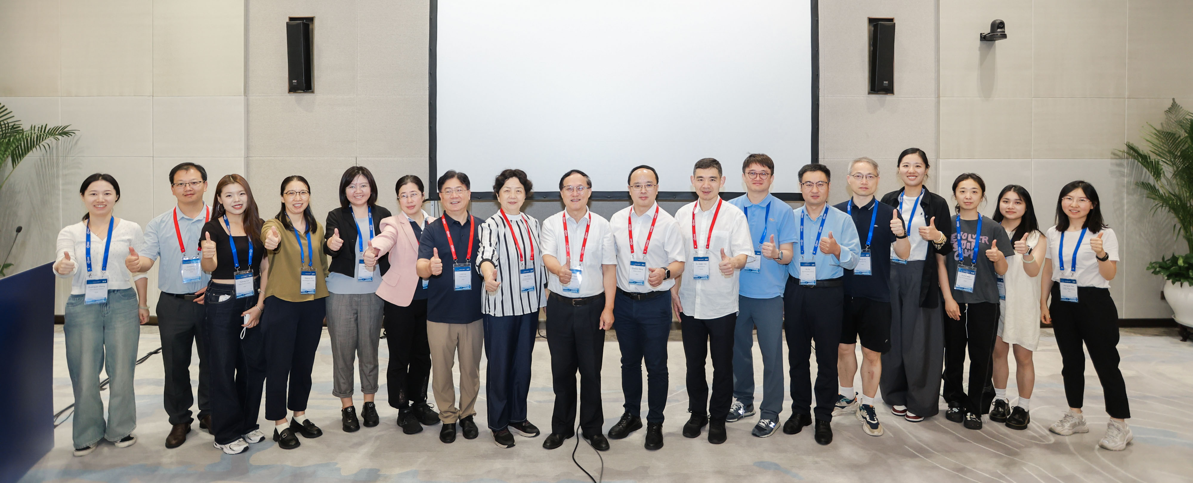 1760509296523972.jpg 专题合影 点赞.jpg